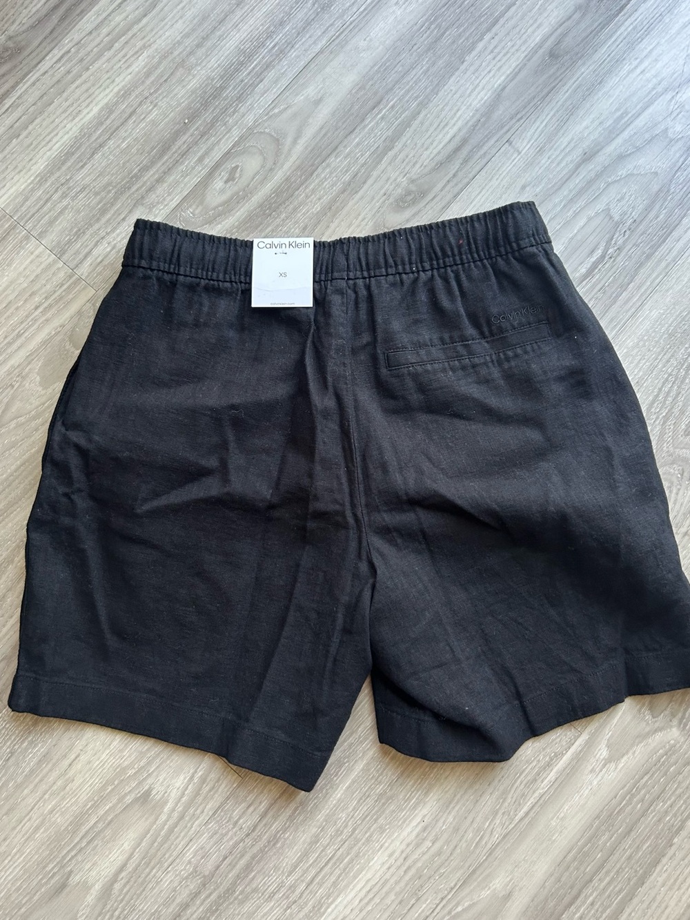 Calvin Klein | 5" Linen Pull-On Hybrid Shorts in Black (XS) - Picture 6 of 7